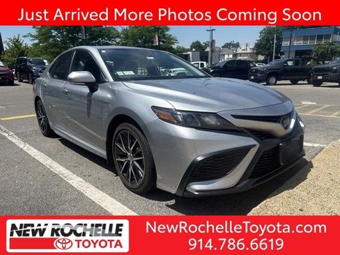 Used 2023 Toyota Camry SE FWD image 1