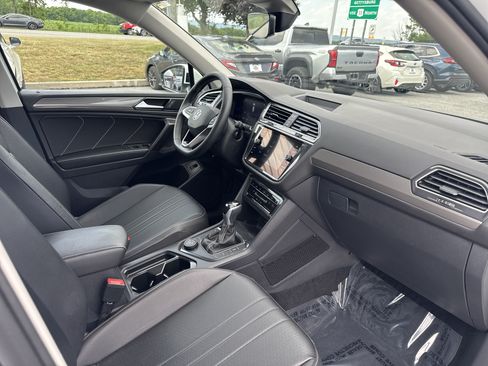 Used 2022 Volkswagen Tiguan SE AWD/4WD image 19