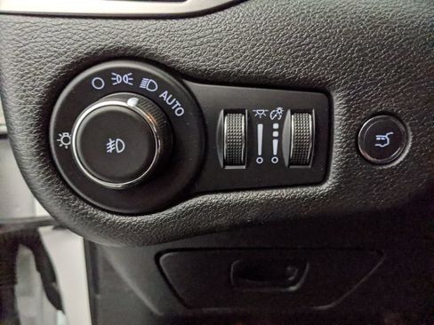Used 2021 Jeep Cherokee Latitude Lux w/ Comfort/Convenience Group AWD/4WD image 13