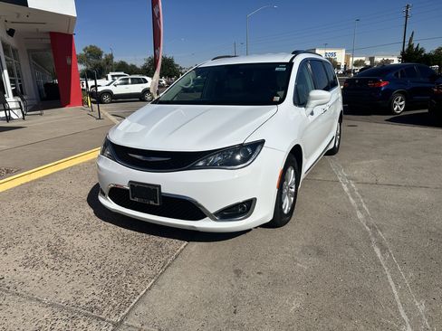 Used 2018 Chrysler Pacifica Touring-L image 1