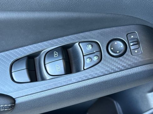 Used 2025 Nissan Altima 2.5 SV FWD image 12