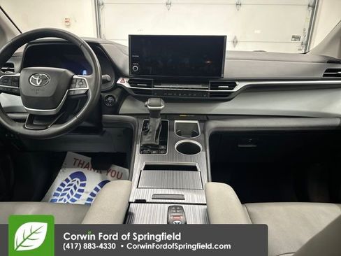 Used 2025 Toyota Sienna XLE image 15
