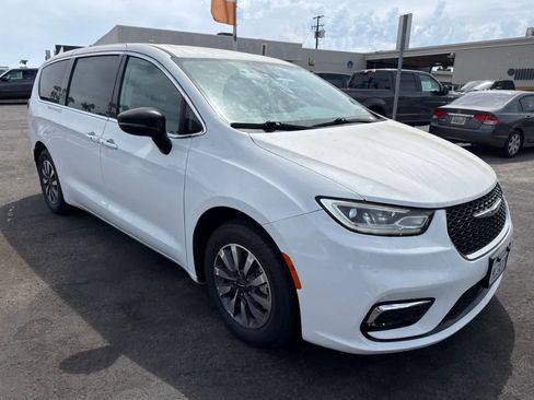 Used 2024 Chrysler Pacifica Limited FWD image 7