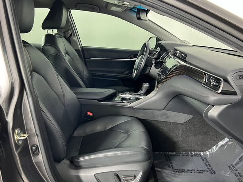 Used 2020 Toyota Camry XLE image 9