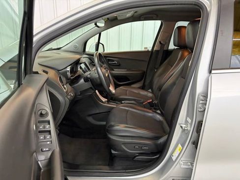 Used 2020 Chevrolet Trax LT w/ LT Convenience Package AWD/4WD image 28