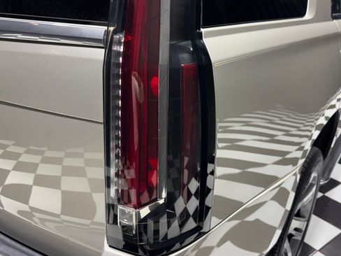 Used 2015 Cadillac Escalade Luxury image 36