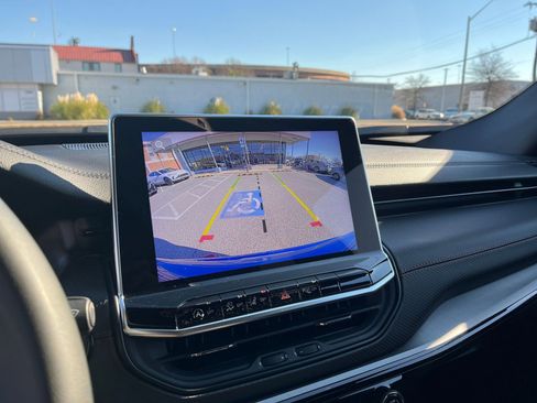 Used 2025 Jeep Compass Trailhawk image 17