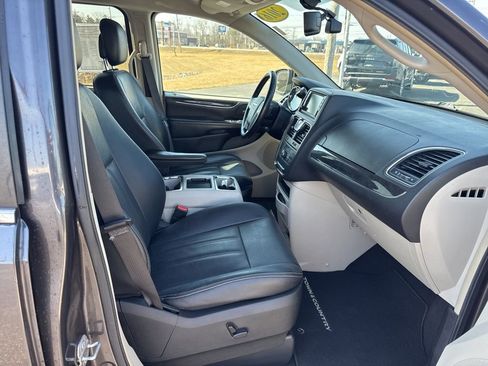 Used 2016 Chrysler Town & Country Touring-L w/ Driver Convenience Group image 37