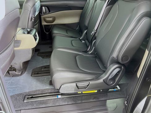 New 2026 Kia Carnival LXS FWD image 5