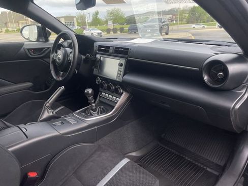 Used 2025 Toyota GR86 Premium w/ ALL Weather Mat Package (TMS) RWD image 38