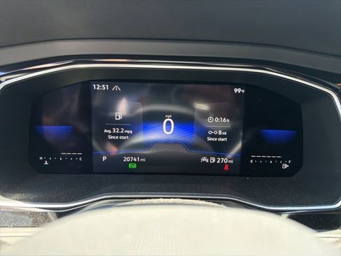 Used 2022 Volkswagen Jetta SE w/ Panoramic Sunroof Package FWD image 3