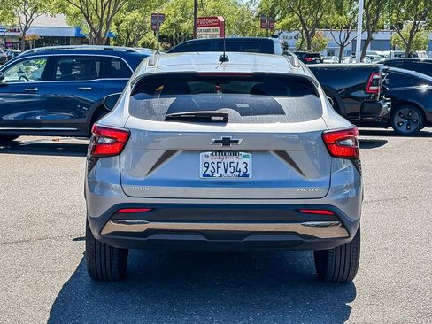 Used 2025 Chevrolet Trax ACTIV w/ Sunroof Package FWD image 3