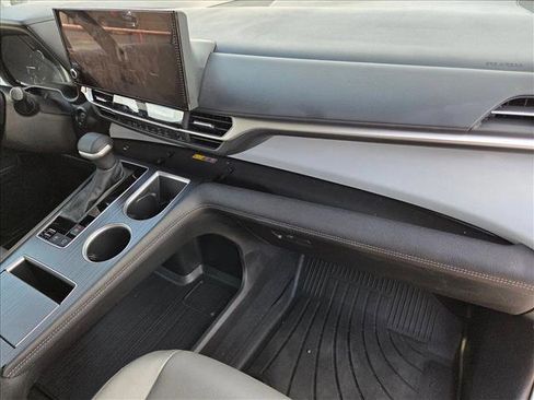 Used 2025 Toyota Sienna XLE image 21