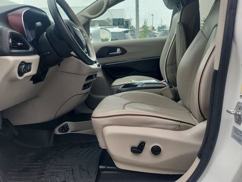 Used 2017 Chrysler Pacifica Limited w/ UConnect Theater Package FWD image 22
