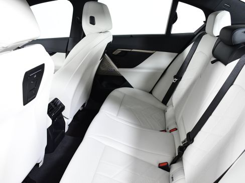 Used 2025 BMW i5 eDrive40i w/ Executive Package image 23