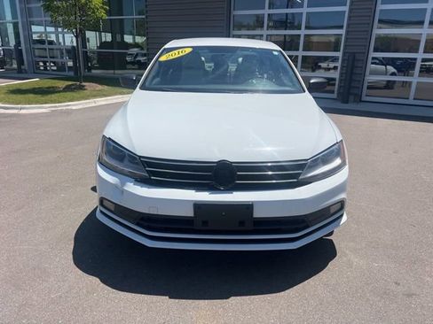 Used 2016 Volkswagen Jetta Sport FWD image 2