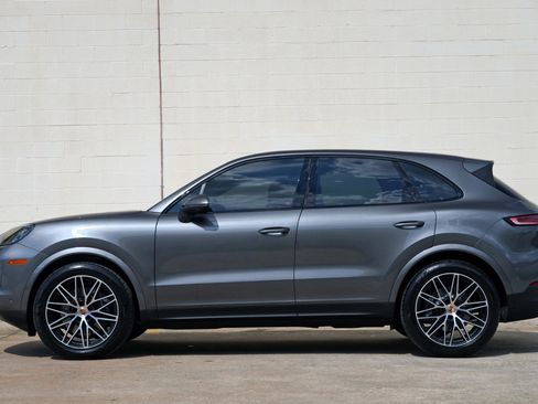 Used 2025 Porsche Cayenne AWD/4WD image 9