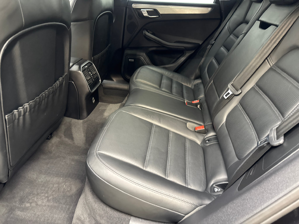 Used 2020 Porsche Macan Turbo AWD/4WD image 34