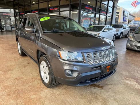 Used 2016 Jeep Compass Latitude image 1
