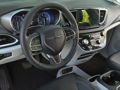 Used 2024 Chrysler Pacifica Touring-L image 12