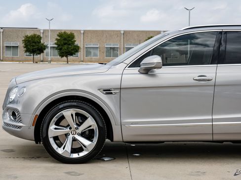 Used 2020 Bentley Bentayga Plug-In Hybrid AWD/4WD image 8