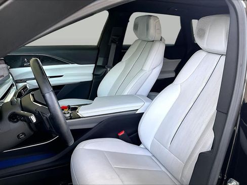 Used 2025 Cadillac Lyriq Luxury RWD image 8