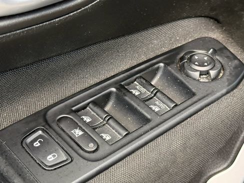 Used 2018 Jeep Renegade Latitude w/ Cold Weather Group AWD/4WD image 23