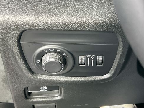 Used 2023 Jeep Grand Cherokee Altitude AWD/4WD image 10