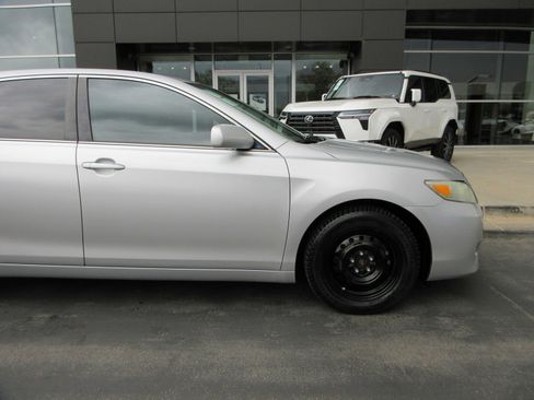 Used 2010 Toyota Camry LE FWD image 13
