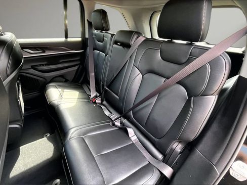 Used 2023 Jeep Grand Cherokee Limited AWD/4WD image 23