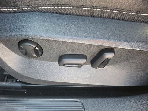 Used 2022 Volkswagen Taos SEL w/ Panoramic Sunroof Package image 11