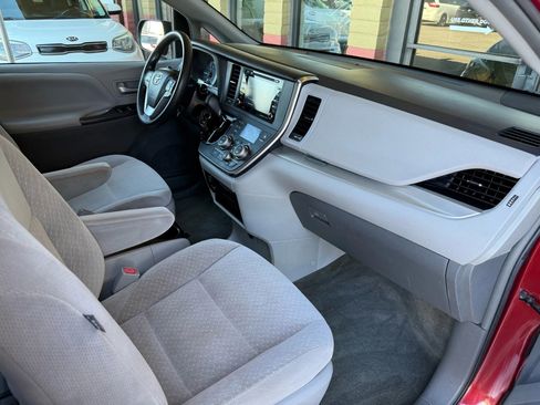 Used 2018 Toyota Sienna LE image 23