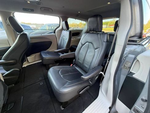 Used 2018 Chrysler Pacifica Touring-L FWD image 15