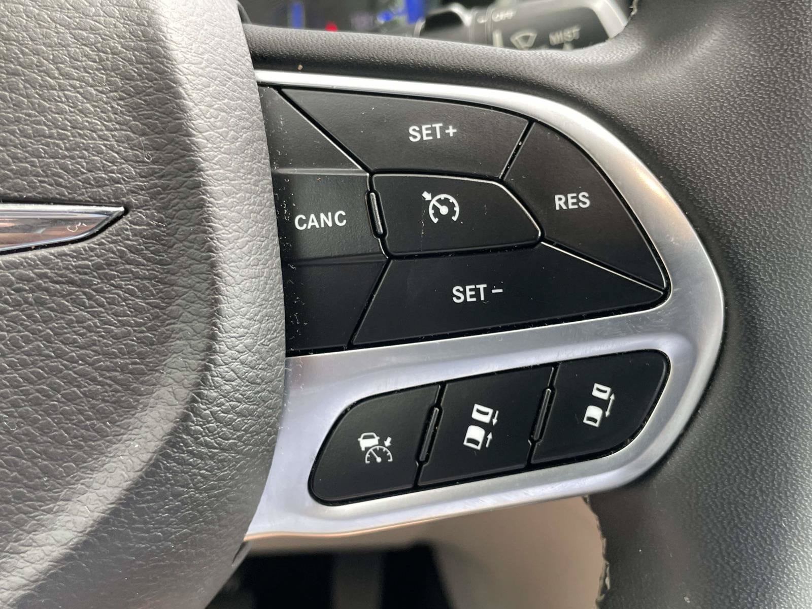 Used 2024 Chrysler Pacifica Touring-L FWD image 17