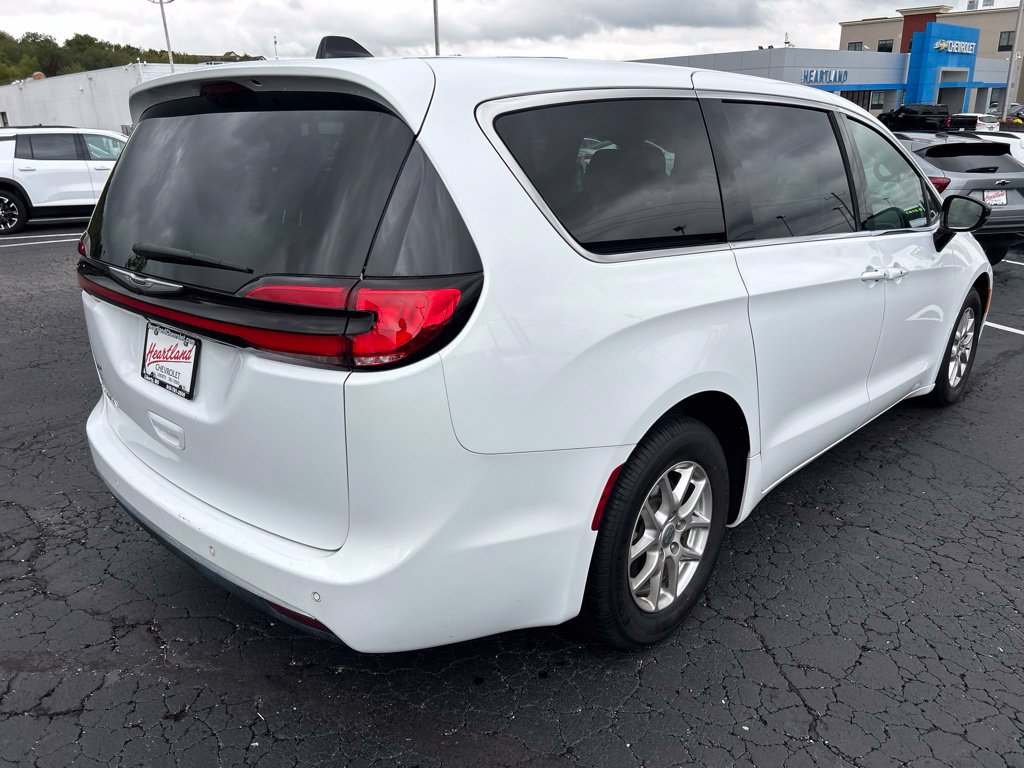 Used 2025 Chrysler Pacifica Select FWD image 5