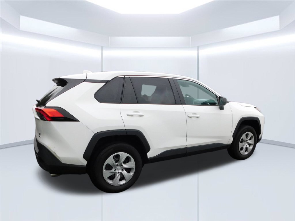 Used 2024 Toyota RAV4 LE AWD/4WD image 3