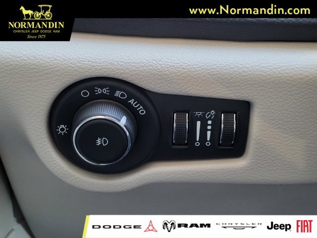 Used 2024 Chrysler Pacifica Limited FWD image 13