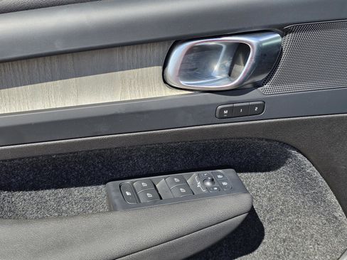 Used 2023 Volvo XC40 B5 Core image 15