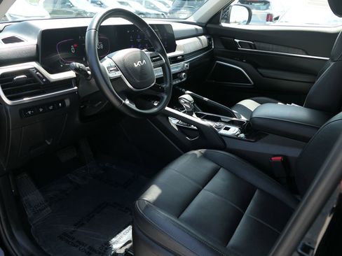 Used 2024 Kia Telluride EX w/ EX Captain's Chair Package FWD image 12