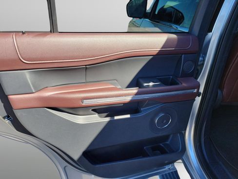 Used 2024 Ford Expedition Limited image 27