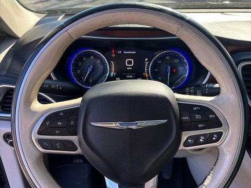 Used 2017 Chrysler Pacifica Limited w/ UConnect Theater Package FWD image 10
