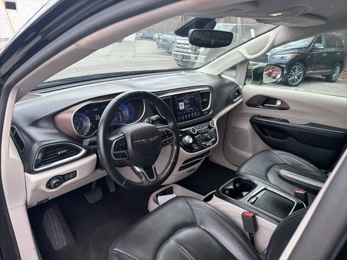 Used 2018 Chrysler Pacifica Touring-L Plus w/ Advanced Safetytec Group image 8