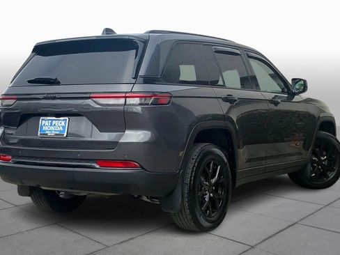 Used 2025 Jeep Grand Cherokee Altitude AWD/4WD image 12
