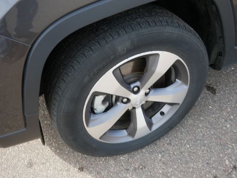 Used 2022 Jeep Cherokee Limited image 16