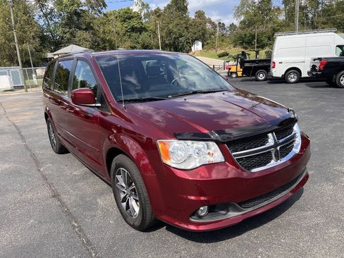 Used 2017 Dodge Grand Caravan SXT w/ Driver Convenience Group FWD image 3