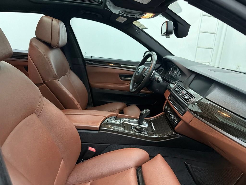 Used 2013 BMW 550i xDrive Sedan AWD/4WD image 31