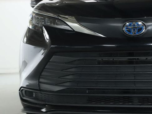 Certified 2025 Toyota Sienna LE AWD/4WD image 6
