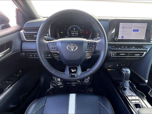 Used 2025 Toyota Camry SE FWD image 6