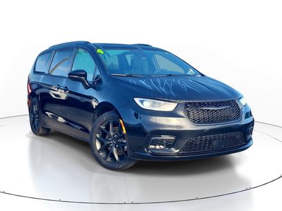 Used 2024 Chrysler Pacifica Limited w/ Uconnect Theater Family Group