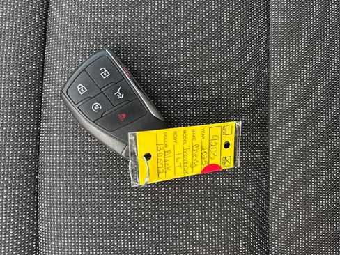 Used 2025 Chevrolet Traverse LT image 32